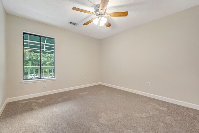 Building Photo - 208 Southlake Ct