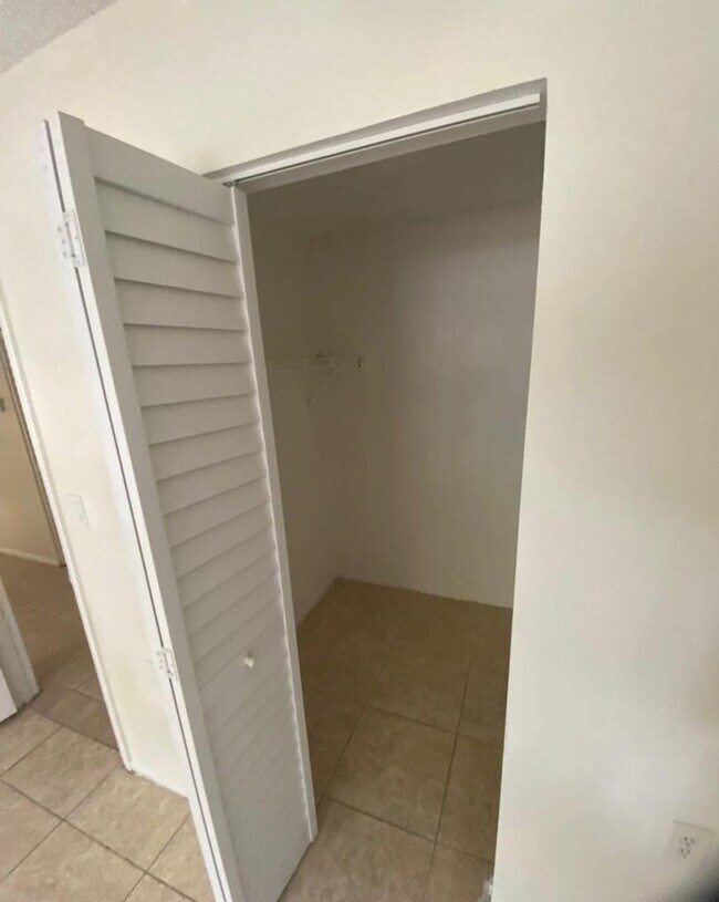 Building Photo - 2 bedroom, 1 bath condo GREAT DEAL
