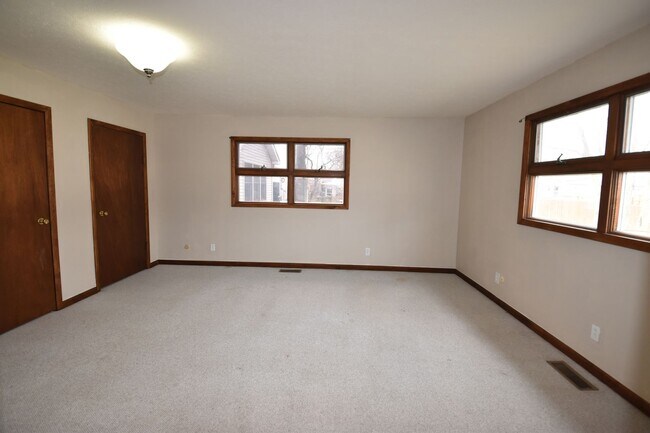 Building Photo - 3 Bedroom 2 Full Bath Home in Greenfield, Fenced Yard