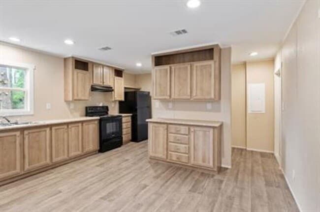 Building Photo - 135 Southlake Dr.