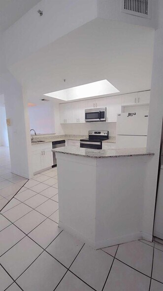 Building Photo - 751 SW 148th Ave