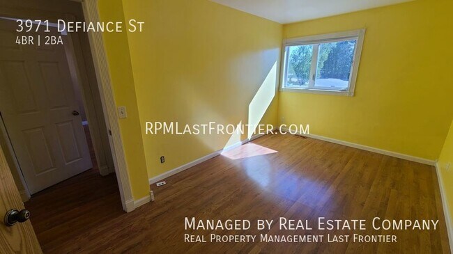 Building Photo - Gorgeous 4 Bedroom and 2 Bath Home w/ Fenc...