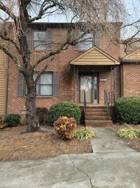 Building Photo - 3 BR Townhome in Creekside Village!