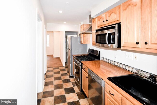 Building Photo - 1729 Gales Pl NE