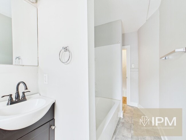 Building Photo - Available Now! Beautiful 3Bedroom, 1 Bath ...