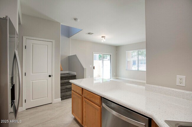 Building Photo - 1552 S Roadrunner Dr