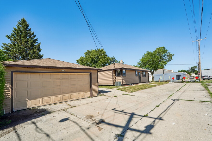 Building Photo - 5625 N 92nd St