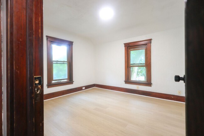 Building Photo - 1119 W 11th St