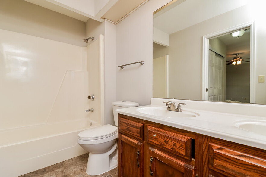 Building Photo - 17 Hollow Tree Ct