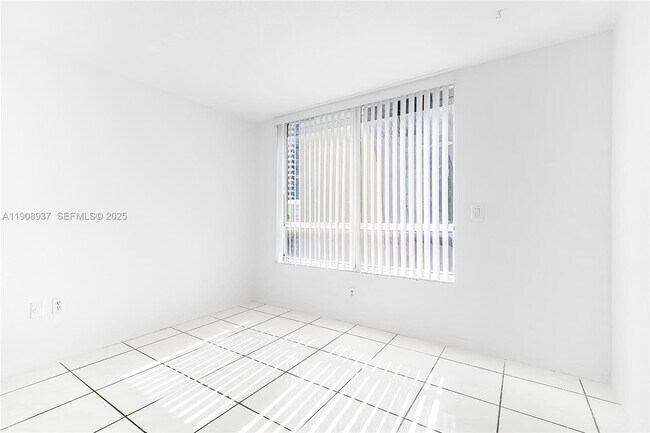 Building Photo - 2642 Collins Ave