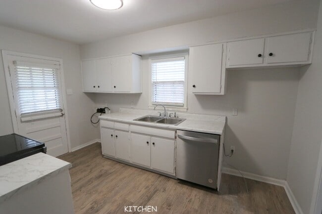 Building Photo - 1648 Ivy Rd