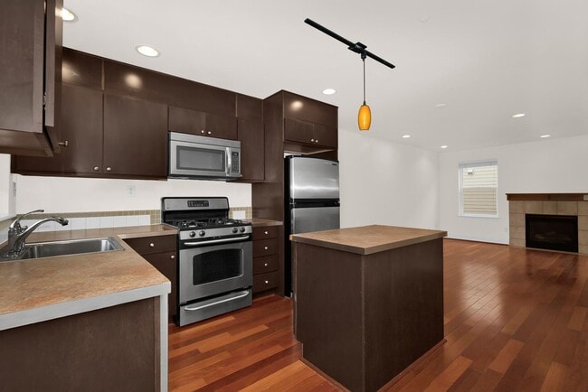 Building Photo - Updated 2 Bedroom Shoreline Townhouse!