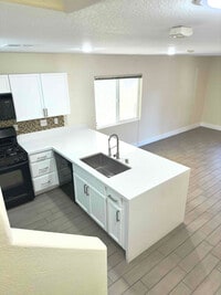 Building Photo - 9140 Gabardine Ave