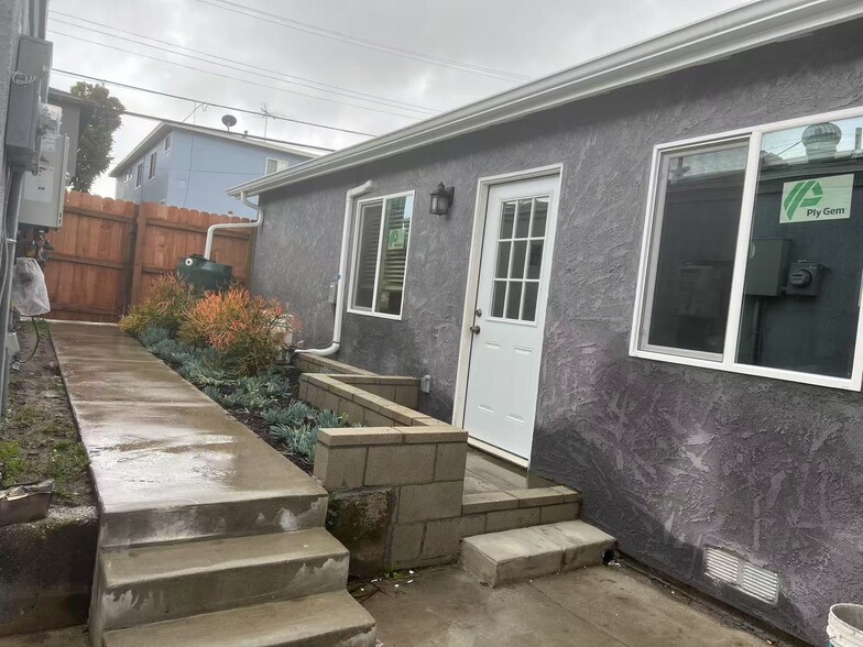 Entrance - 5524 Spokane St