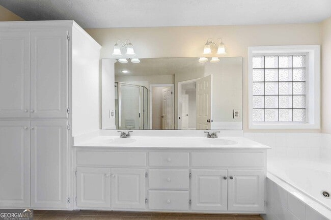 Building Photo - 7988 Westlake Dr