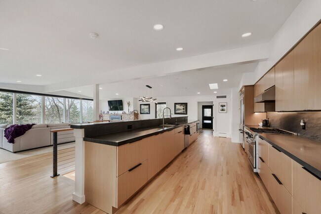 Building Photo - 1034 Westview Dr