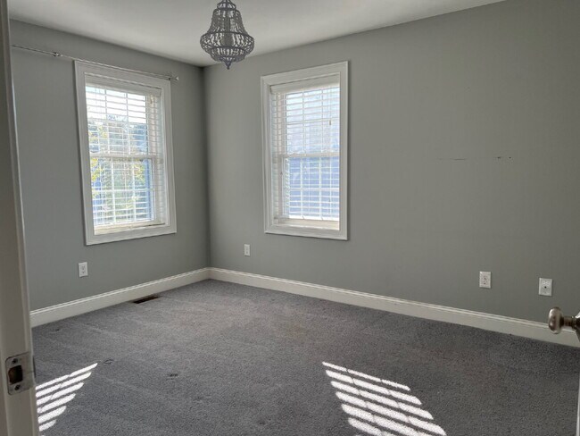 Building Photo - Gorgeous and newly renovated townhouse-sty...