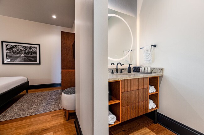 Building Photo - 1011 Canal St