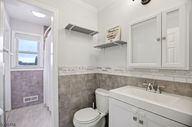 Building Photo - 82 Eaton Pl