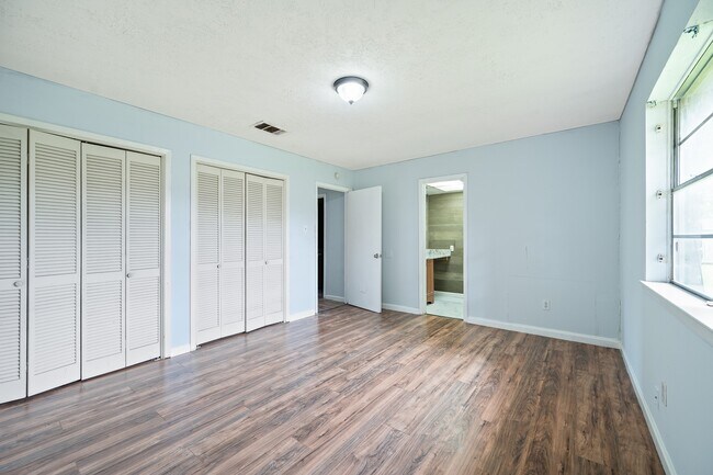 Building Photo - 13910 New Village Ln
