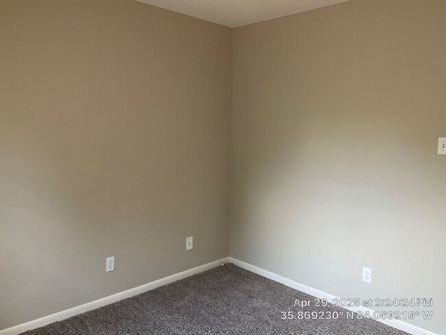 Building Photo - 3 Bedroom / 2.5 Bath House Available Now