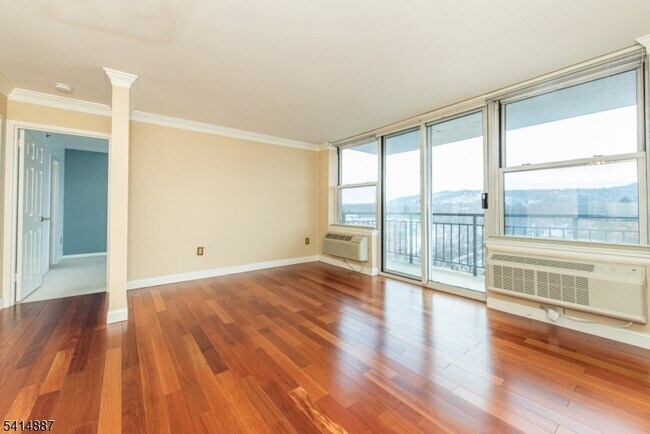 Building Photo - 300 Main St