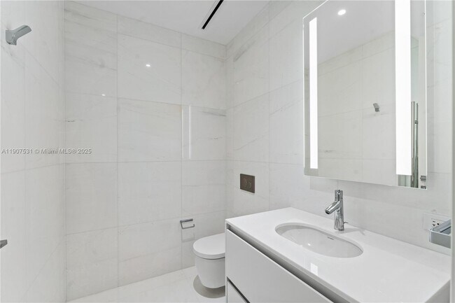 Building Photo - 300 Biscayne Blvd Way