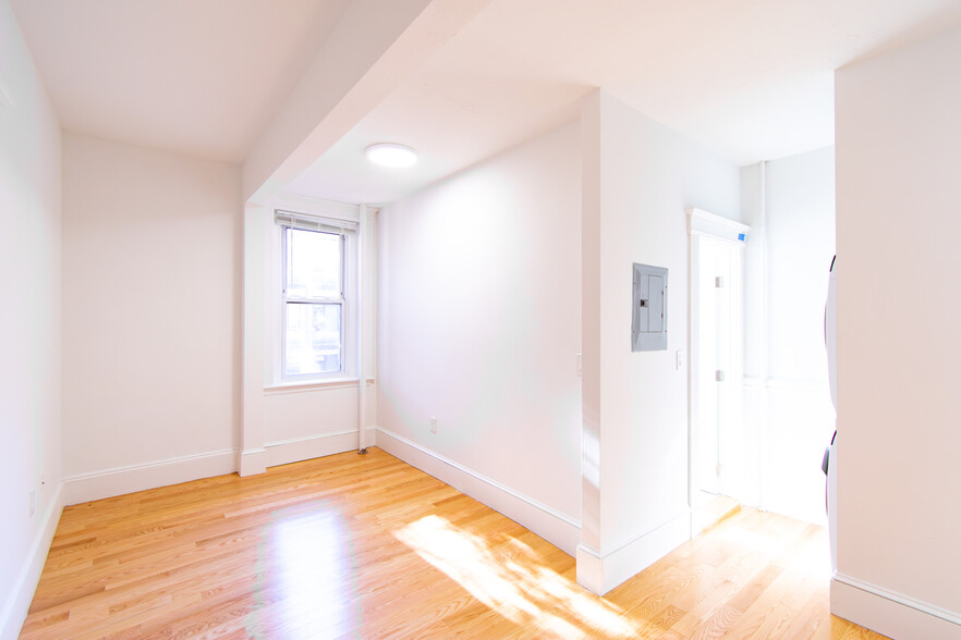 Building Photo - 210 Hemenway St