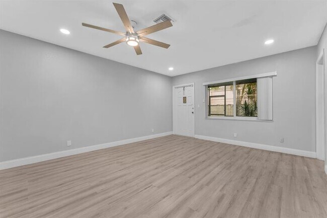 Building Photo - 7902 NW 70th Ct