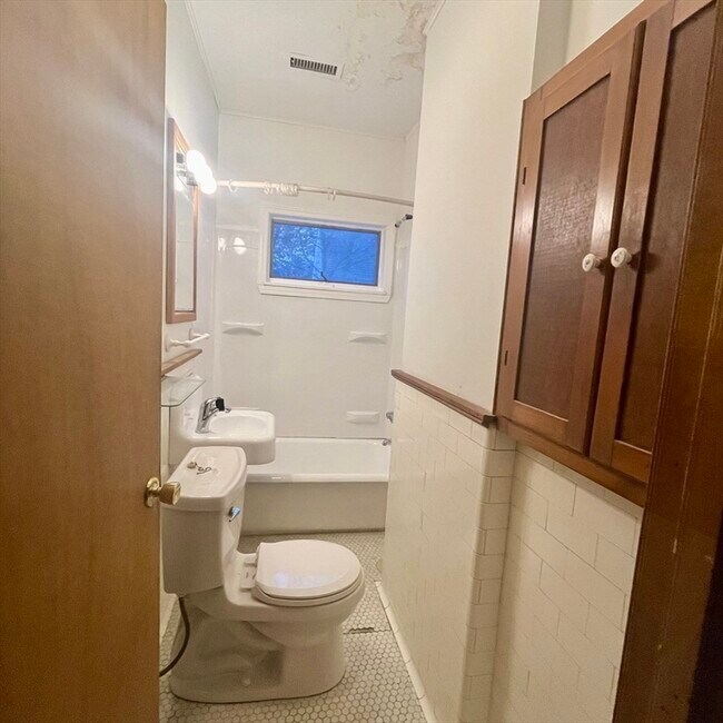 Building Photo - 123 Mayfield St