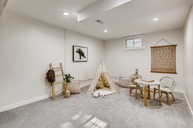 Building Photo - 6047 Independence St