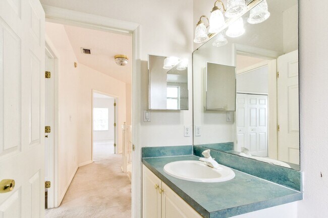 Building Photo - Beautiful Lake front home in West Kissimmee