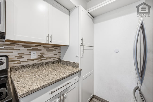 Building Photo - 2Bed/1.5Bath Townhouse at Olive Ave/63rd Ave! Ready for Immediate Move-In!