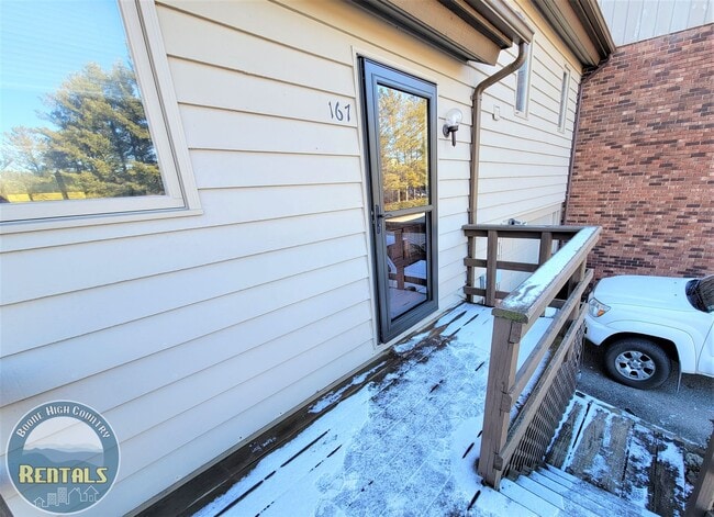 Building Photo - 1/1.5 Townhome located near Boone Golf Course!