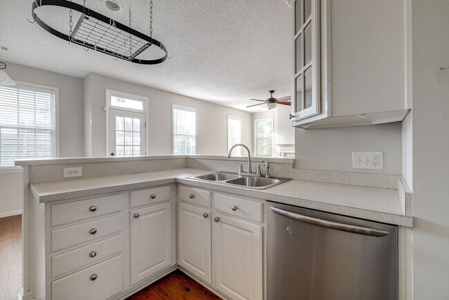 Building Photo - Beautiful Custom Home on Golf Course