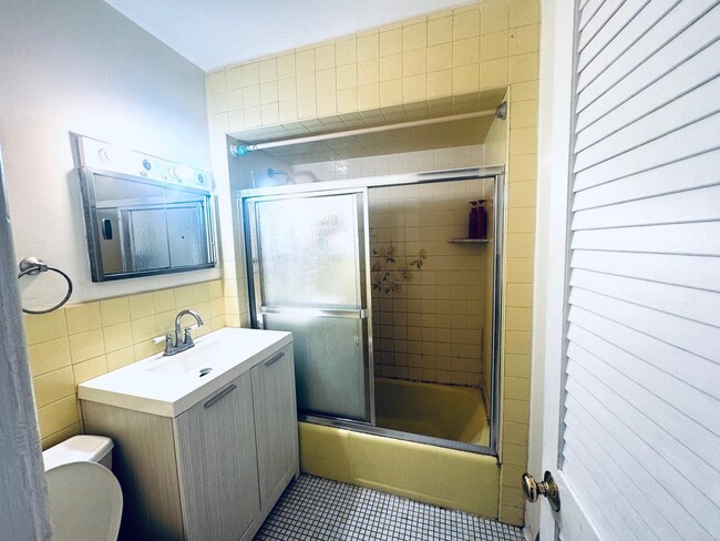 Building Photo - 549 61st St