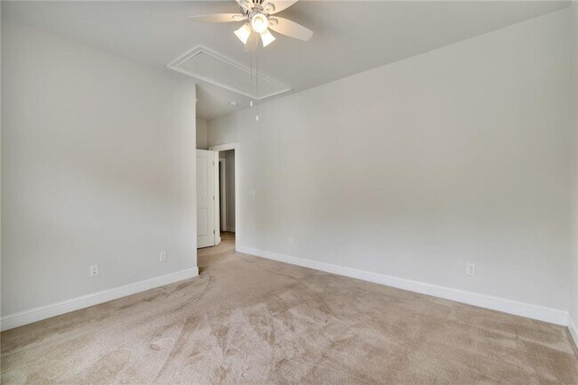 Building Photo - 5210 Mirror Lake Dr