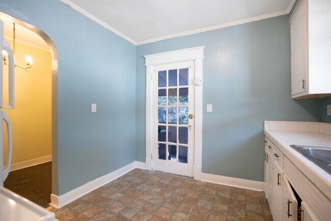 Building Photo - Charming Historic 2BR Apartment with Garag...
