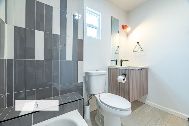 Building Photo - Spacious 4-Bed, 3-Bath Home in Los Angeles – Includes 2 Suites