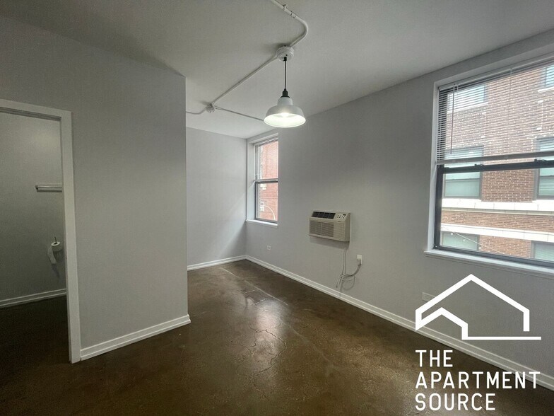 Building Photo - 1136 W Wilson Ave