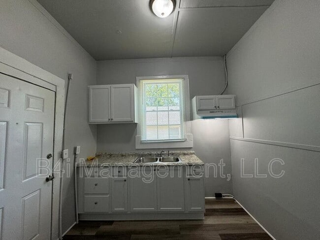Building Photo - 407 Circus St