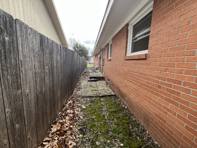 Building Photo - 122 N Joann St