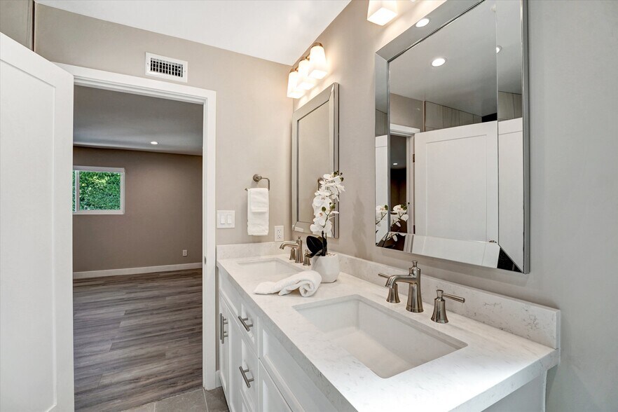 Building Photo - 5346 Tyrone Ave