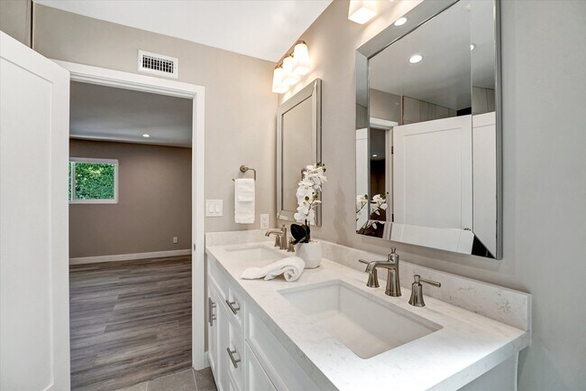 Building Photo - 5346 Tyrone Ave