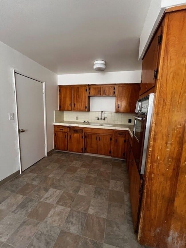 Building Photo - 5800 Midas St