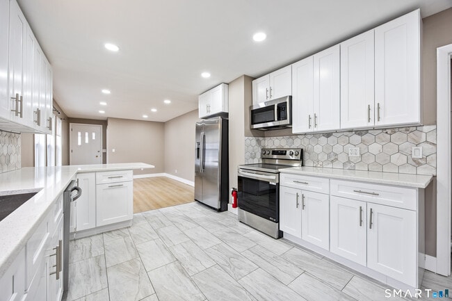 Building Photo - 87 Putnam St