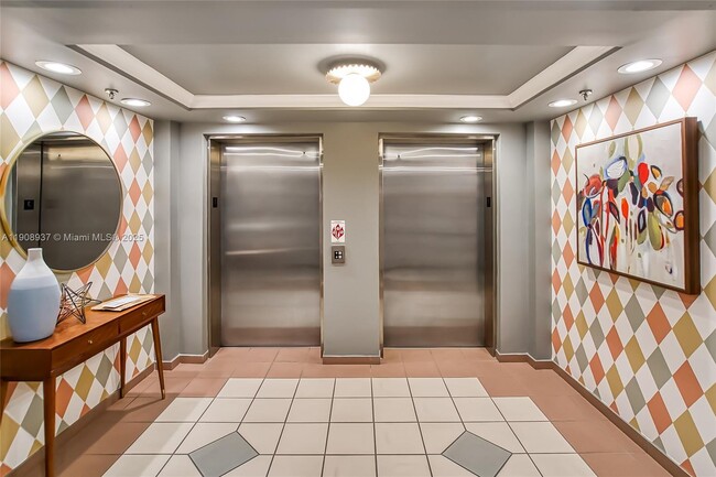 Building Photo - 2642 Collins Ave