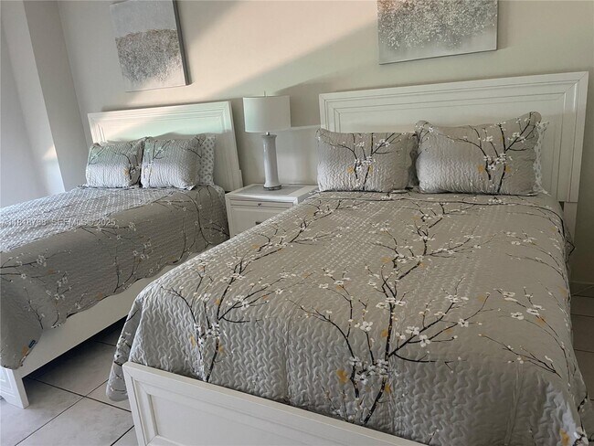 Building Photo - 5601 Collins Ave