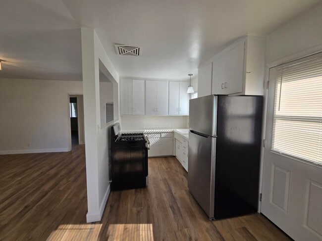 Building Photo - 330 Calle Miramar