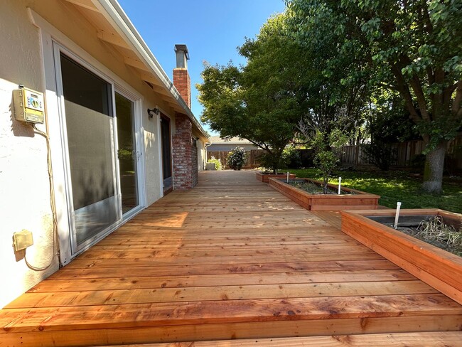 Building Photo - Nice Single Level Home with Attached Garag...